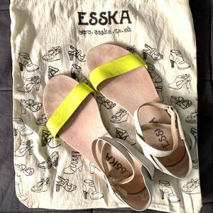 Esska India Sandals in Yellow/Stone